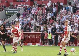 B体育-顶级球星联手作战，共同谱写胜利交响曲的简单介绍